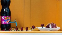 Poy menyadari bahwa ia bukanlah satu-satunya desainer yang menggabungkan miniatur orang ke dalam hasil karya fotonya. Sehingga Poy memutuskan untuk menggabungkan objek makanan dan buahan sebagai ciri khasnya. Foto: PeeOwhY