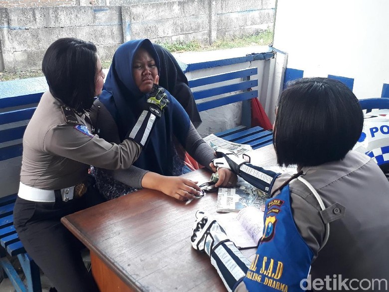 Dua ABG Ini Nangis-nangis Menolak Ditilang Polisi Dua ABG Ini Nangis-nangis Menolak Ditilang Polisi