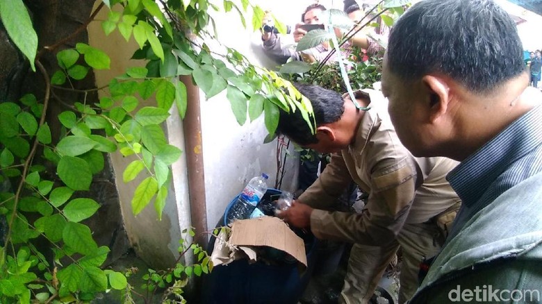 Barang Bukti Dikumpulkan Ungkap Warga Surabaya Tewas Pesta Miras Barang Bukti Dikumpulkan Ungkap Warga Surabaya Tewas Pesta Miras