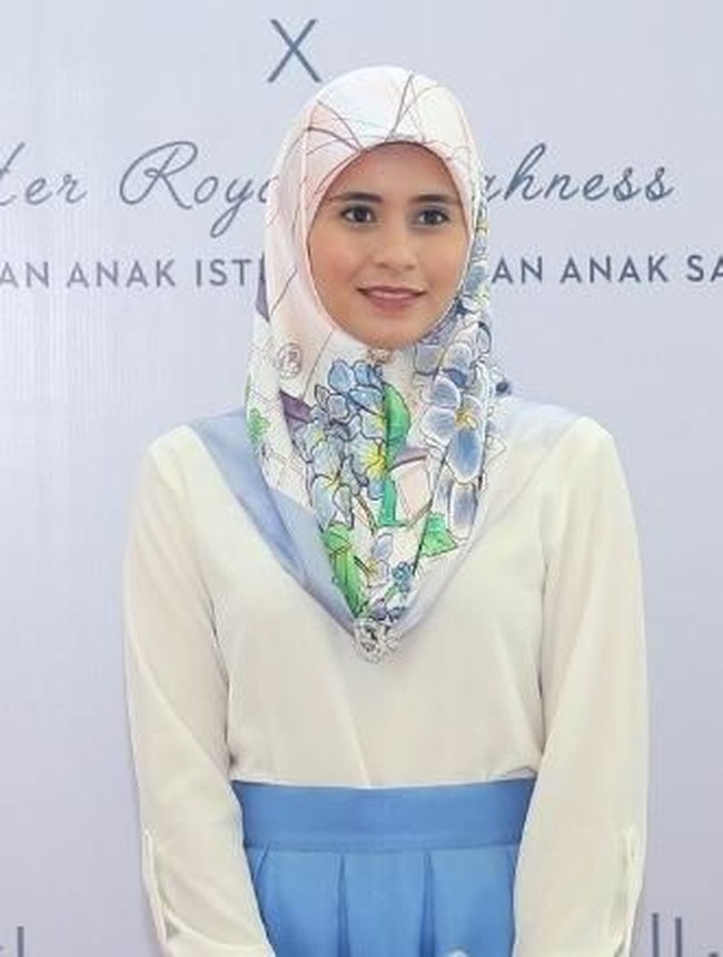 Putri Sarah menarik perhatian ketika dinikahi Pangeran Al-Muhtadee Billah, anak Sultan Brunei Darussalam, Hassanal Bolkiah, yang kini bergelar putra mahkota. Putri Sarah bukanlah lahir dari keluarga bangswan. Ayahnya dikenal sebagai ilmuwan, sedangkan ibunya seorang perawat. Sarah menikah dengan sang pangeran saat usianya baru 17 tahun. Sang pangeran mengenal Sarah dari seorang temannya yang memberitahukan bahwa dia mengenal seorang wanita cantik yang masih duduk di bangku sekolah. Pangeran Al-Muhtadee pun mendatangi sekolah Sarah. Setelah itu kisah mereka berlanjut hingga pelaminan. Pernikahan mereka pada 2004 yang digelar mewah disebut-sebut sebagai wedding of the year di Asia. Foto: Getty Images