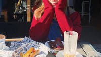 Kalau tadi hanya foto bagelnya saja, ini dia gaya Shaloom saat brunch bagel di Finneys Coffee Co. Netizen: Yang jaket merah jangan sampe lolos. Foto: Instagram sharazaaa
