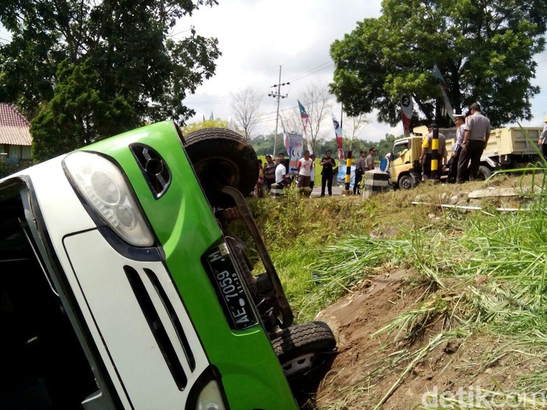 Bus wisata kecelakaan. Foto: Sugeng Harianto Bus wisata kecelakaan. Foto: Sugeng Harianto