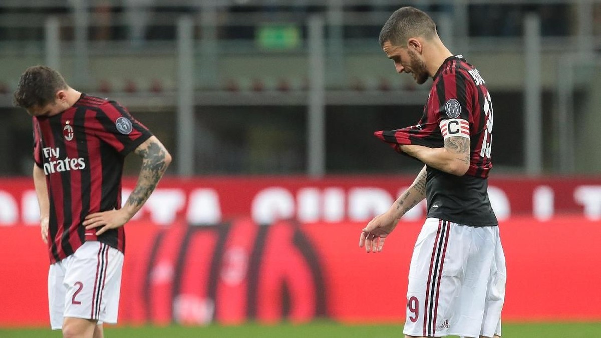Pemain AC Milan, termasuk kapten Leonardo Bonucci (kanan) tertunduk usai kalah 0-1 atas Benevento di San Siro, Minggu (22/4/2018) dini hari WIB. (Foto: Emilio Andreoli/Getty Images)
