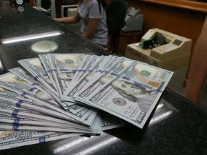 Dolar AS Menguat, Pengusaha: Jangan Sampai Rp 14.000