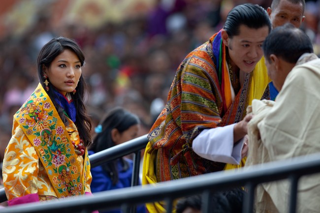 Jetsun Pema merupakan seorang mahasiswi berusia 21 tahun saat bertunangan dengan Raja Bhutan Jigme Khesar Namgyel Wangchuk. Wanita cantik yang merupakan putri dari seorang pilot itu dikenal sang raja sejak dia masih muda. Raja Bhutan pernah mengungkapkan bila dirinya setia menunggu Jetsun Pema cukup lama hingga siap untuk menikah. Aku menunggu cukup lama untuk menikah. Tapi itu tak masalah ketika kamu menikahi orang yang tepat. Dan kini aku menikahi orang yang tepat, ujarnya kepada InStyle. Jetsun Pema dinikahi sang raja pada 13 Oktober 2011. Foto: Getty Images