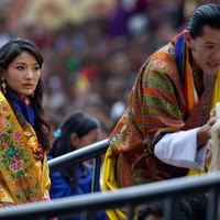 Jetsun Pema merupakan seorang mahasiswi berusia 21 tahun saat bertunangan dengan Raja Bhutan Jigme Khesar Namgyel Wangchuk. Wanita cantik yang merupakan putri dari seorang pilot itu dikenal sang raja sejak dia masih muda. Raja Bhutan pernah mengungkapkan bila dirinya setia menunggu Jetsun Pema cukup lama hingga siap untuk menikah. Aku menunggu cukup lama untuk menikah. Tapi itu tak masalah ketika kamu menikahi orang yang tepat. Dan kini aku menikahi orang yang tepat, ujarnya kepada InStyle. Jetsun Pema dinikahi sang raja pada 13 Oktober 2011. Foto: Getty Images