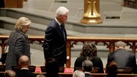 Mantan Presiden Bill Clinton hadir bersama istrinya yang juga mantan penantang Trump di Pemilu 2016, Hillary Clinton (Foto: Dok. David J. Phillips/Pool via Reuters)