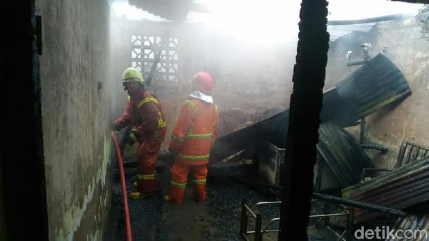 Damkar Padamkan Kebakaran Permukiman Padat di Makassar