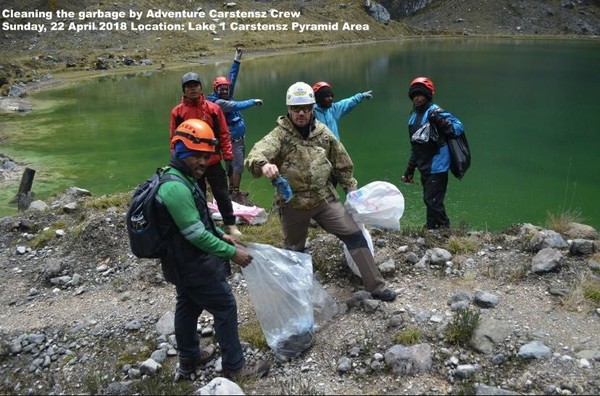 Sungguh sangat disayangkan, Puncak Carstensz yang merupakan puncak tertinggi di Indonesia sekaligus Seven Summits dunia tak lepas dari masalah sampah (Adventure Carstensz) Sungguh sangat disayangkan, Puncak Carstensz yang merupakan puncak tertinggi di Indonesia sekaligus Seven Summits dunia tak lepas dari masalah sampah (Adventure Carstensz)