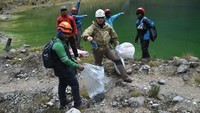 Sungguh sangat disayangkan, Puncak Carstensz yang merupakan puncak tertinggi di Indonesia sekaligus Seven Summits dunia tak lepas dari masalah sampah (Adventure Carstensz)