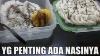 Menu tanggal tua favorit itu nasi, kerupuk dan telur! Kasih kecap dikit deh biar rasanya makin enak. Foto: Istimewa