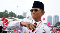 Sosok Soekarno dengan percaya diri menyapa peserta Kartini Run 2018 di kawasan Monas, Jakarta, Minggu (22/4/2018).