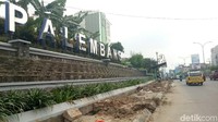Foto: Galian itu ada di trotoar Jalan Jenderal Sudirman, Palembang, Sumatera Selatan. (Raja Adil Siregar-detikcom)