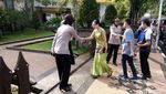 Potret Polwan Berhijab di Ambon Amankan Ibadah di Gereja