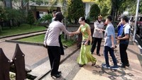 Polwan yang bertugas mengamankan gereja pun hadir di lokasi sebelum jemaat berdatangan. Kegiatan ini akan terus dilakukan oleh Polda Maluku.