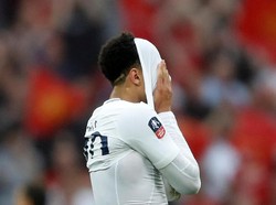 Dele Alli tak bisa menutupi kekecewaannya usai Spurs gagal ke final. Ia menutupi wajahnya dengan jersey. (Foto: Carl Recine/Reuters)