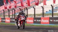 Darius lansung tancap gas.