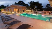Sebenarnya rumah ini sudah dijual Rihanna sekitar 2 tahun lalu, Dia membelinya 2012. Letaknya ada di Pacific Palisades, Califormia, salah satu lingkungan termahal di dunia. Foto: The Richest