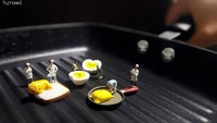 Tidak hanya miniatur saja, Poy juga menggabungkan karakter telur pemalas Gudetama sebagai salah satu hiasan dan pelengkap, yang membuat hasil fotonya semakin unik. Foto: PeeOwhY