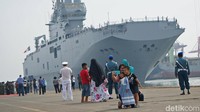 Warga yang menyaksikan tak menyiayiakan untuk mengabadikan momen.