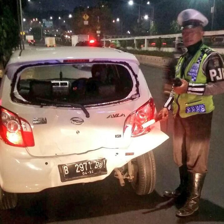 2 Kendaraan Kecelakaan di Tol Pejompongan, 1 Mobil Ringsek 2 Kendaraan Kecelakaan di Tol Pejompongan, 1 Mobil Ringsek