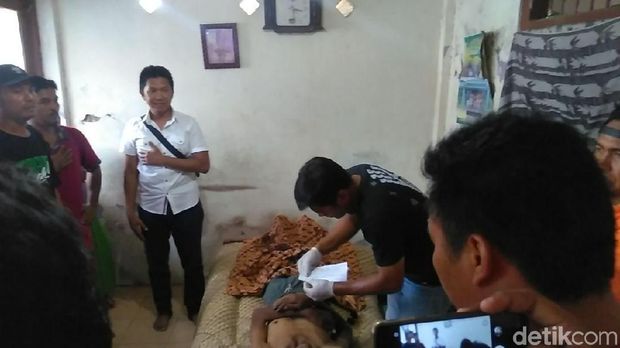 Penyidik mengambil sidik jari salah satu korban pesta miras/
