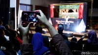 Beberapa pengunjung langsung mengabadikan momen tersebut.