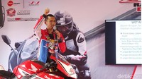 Wawan Hermawan saat menyapa para peserta balap.