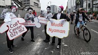 Mereka juga membawa atribut berupa poster yang dikalungkan di badan. Salah satu penyelenggara mudik gratis ini adalah PT Pelni.