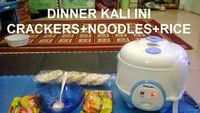 Makan malam terlihat mewah dengan nama menu Crackers + noodles + rice. Padahal sih ya artinya kerupuk pakai mie dan nasi. Wah, double karbohidrat! Foto: Istimewa