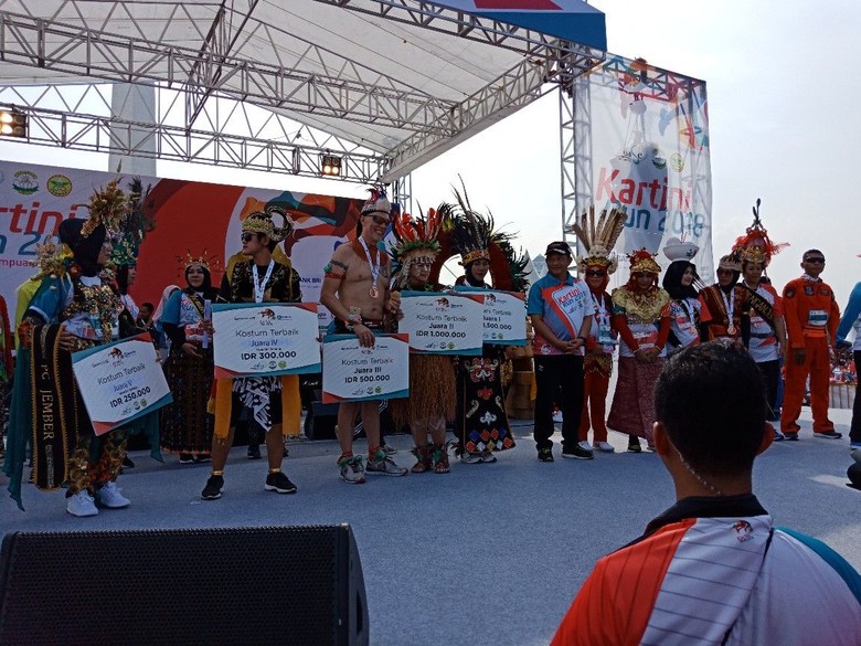 Berbusana Papua, Bule AS Juara 3 Kostum Terbaik Kartini Run Berbusana Papua, Bule AS Juara 3 Kostum Terbaik Kartini Run