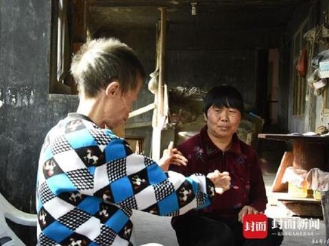 Kisah haru janda rawat tetangga difabel.