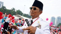 Sepintas nampak mirip Soekarno dirinnya nampak menikmati alunan musik.