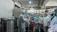 Semua peserta diajak tur ke pabrik mini milik Pipiltin Cocoa. Semuanya sudah lengkap dengan apron, masker hingga penutup kepala. Foto: dok. detikFood
