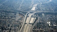 Judge Harry Pregerson Interchange, Los Angles, California. Selain banyak persimpang, yang bikin rumit ialah banyaknya jalan lebar. Istimewa/10mosttoday.com/Google Maps.