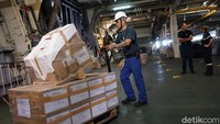 Seorang petugas Awak kapal bertugas mengantarkan barang saat bersandar di Priok.