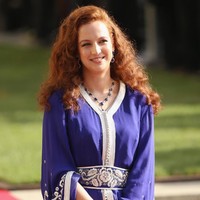 Putri Lallla Salma dari Maroko dikenal sebagai putri yang rendah hati. Dia adalah istri dari Raja Mohammed VI. Suaminya diangkat menjadi Raja Maroko pada 1999 dan mereka menikah pada 2001. Putri Lalla bukan datang dari keluarga bangsawan. Ayahnya seorang rakyat biasa yang berprofesi sebagai guru. Sang putri pun dikenal sebagai wanita yang cerdas. Dia menguasai empat bahasa asing, Arab, Prancis, Inggris dan Spanyol. Dia memiliki gelar sarjana matematika dan diploma teknik komputer. Foto: Getty Images