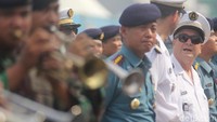 Kedatangan kedua kapal Prancis ini disambut oleh marching band TNI AL.