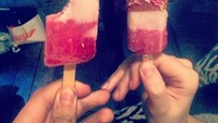 Ada dua es krim stik, nih. Yang satu berukuran kecil dan satunya lagi berukuran besar. Kira-kira yang mana yang dimakan Harry? Foto: Instagram @harrystyles