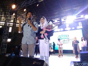 Di Kediri, Arumi Jadi Host Talkshow, Emil-Anji Duet Bernyanyi