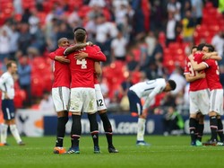 Sementara pemain MU berpelukan di lapangan usai memastikan lolos ke final. Di partai puncak, mereka akan menghadapi pemenang laga antara Chelsea vs Southampton yang digelar Minggu (22/4). (Foto: Catherine Ivill/Getty Images)