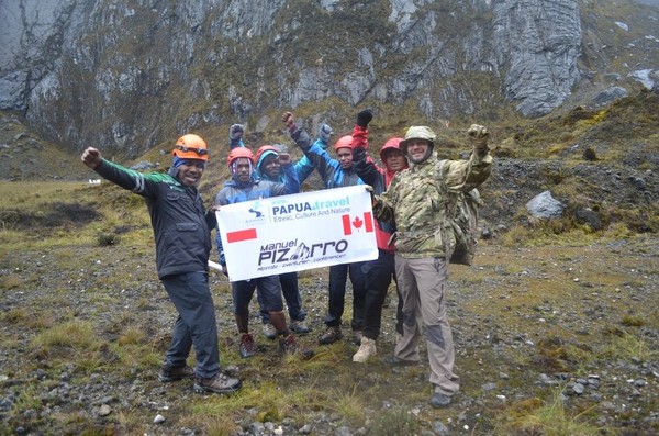 Dari Balidam sampai Basecamp Danau-danau yang berada di ketinggian 4.330 mdpl disisir. Banyak sampah yang ditemukan, dari bekas makanan sampai alat-alat pendakian (Adventure Carstensz) Dari Balidam sampai Basecamp Danau-danau yang berada di ketinggian 4.330 mdpl disisir. Banyak sampah yang ditemukan, dari bekas makanan sampai alat-alat pendakian (Adventure Carstensz)