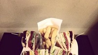 Saat ini Harry lebih memilih untuk bersolo karir. Sama seperti karirnya, soal makanan sepertinya Harry juga memilih untuk melahap satu porsi sandwich club ini sendirian. Kelihatannya enak, ya. Foto: Instagram @harrystyles