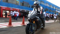 Menunggangi gagahnya motor Honda RC213V, Darius Sinathrya jadi pusat perhatian di gelaran Indonesia CBR Race Day (ICE Day) 2018 di Sentul Internasional Circuit.