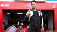 Gaya Darius di depan kamera.
