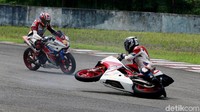 Para peserta balap Indonesia CBR Race Day 2018 seri pertama saat mengikuti sesi latihan di Sirkuit Sentul, Bogor, Jawa Barat, Minggu (22/4/2018).