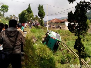 Bus Rombongan Muslimat Masuk Jurang di Magetan