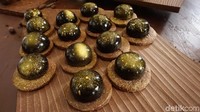 Black and white, terdiri dari biskuit sable dan di atasnya ditaruh passion fruit curd dan flores 65 persen dark chocolate. Foto: dok. detikFood