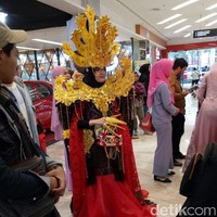 Tidak ketinggalan mahkotanya. Masyarakat asli menyebutnya bulang. Meski tak terbuat dari emas seperti aslinya, bulang tiruan yang terbuat dari styrofoam itu tetap mencuri perhatian berkat aksen bebatuan yang berjuntai-juntai.  Foto: Daniel Ngantung/Wolipop