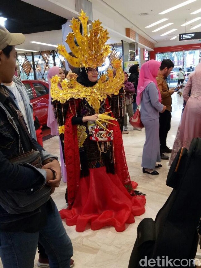 Tidak ketinggalan mahkotanya. Masyarakat asli menyebutnya bulang. Meski tak terbuat dari emas seperti aslinya, bulang tiruan yang terbuat dari styrofoam itu tetap mencuri perhatian berkat aksen bebatuan yang berjuntai-juntai.  Foto: Daniel Ngantung/Wolipop